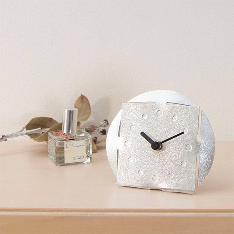 能作 置き時計 掛け時計 手で曲げて変形できる 錫製 MARUKAKU